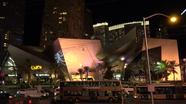 Centro Comercial de Cristais na Las Vegas Boulevard à noite - LAS VEGAS-NEVADA, OUTUBRO 11, 2017 — Vídeo de Stock