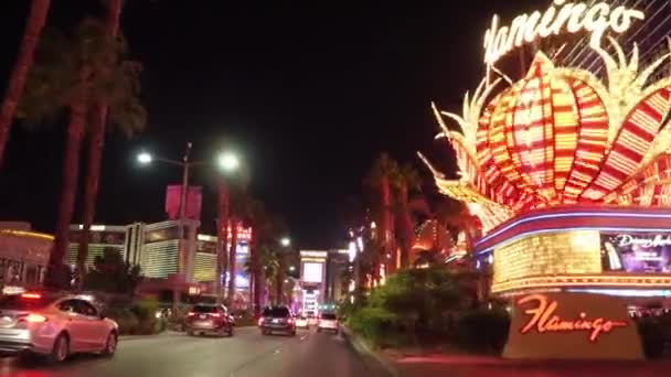 Flamingo Hotel & Casino in Las Vegas op nacht - uitzicht vanaf Las Vegas Boulevard - Las Vegas-Nevada, 11 oktober 2017 — Stockvideo