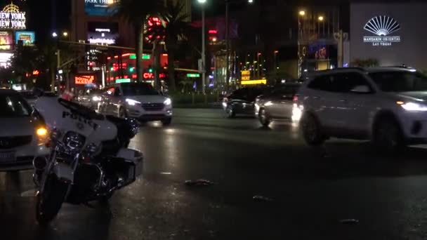 Police Motor bike at Las Vegas Boulevard - LAS VEGAS-NEVADA, OUTUBRO 11, 2017 — Vídeo de Stock