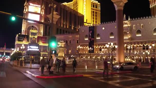 Venetiaanse Hotel and Casino in Las Vegas op nacht - uitzicht vanaf Las Vegas Boulevard - Las Vegas-Nevada, 11 oktober 2017 — Stockvideo