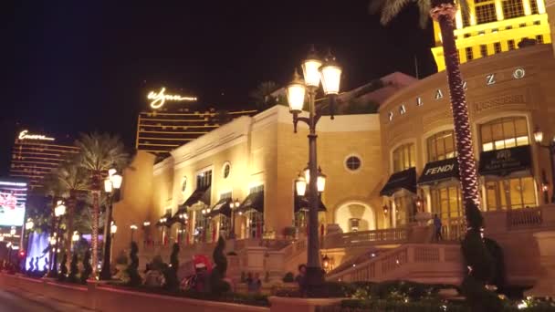 Vezetés a Las Vegas szalag éjjel - a csodálatos szállodák és kaszinók - LAS VEGAS-NEVADA, Október 11, 2017 — Stock videók