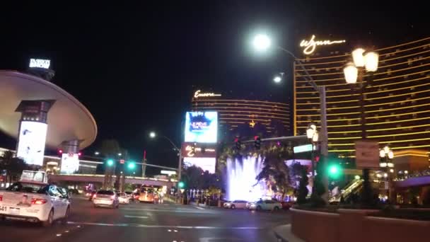 Jazda po pasie Las Vegas nocą - niesamowite hotele i kasyna - LAS VEGAS-NEVADA, 11 października 2017 — Wideo stockowe