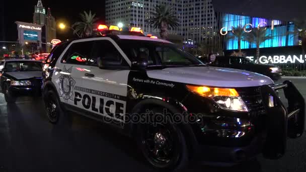 Полицейский автомобиль Лас-Вегаса на ночной полосе - ЛАС-ВЕГАС-НЕВАДА, ОКТЯБРЬ 11, 2017 — стоковое видео