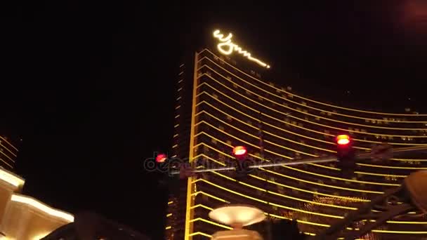 Wynn Hotel a kasino v Las Vegas v noci - pohled z Las Vegas Boulevard - Las Vegas-Nevada, 11 října 2017 — Stock video