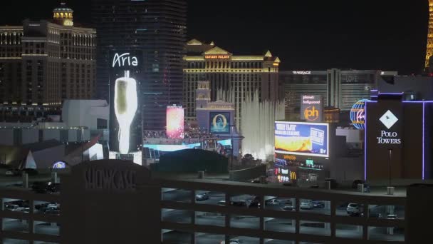 De moderne hotels aan Las Vegas Boulevard bij nacht - LAS VEGAS-NEVADA, OKTOBER 11, 2017 — Stockvideo