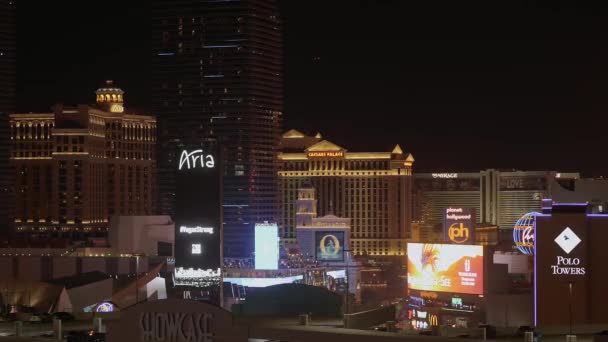 Hermosas Las Vegas por la noche - los famosos hoteles - LAS VEGAS-NEVADA, 11 de octubre de 2017 — Vídeos de Stock