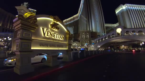 Úžasný benátský hotel a kasino Las Vegas v noci - LAS VEGAS-NEVADA, 11. října 2017 — Stock video