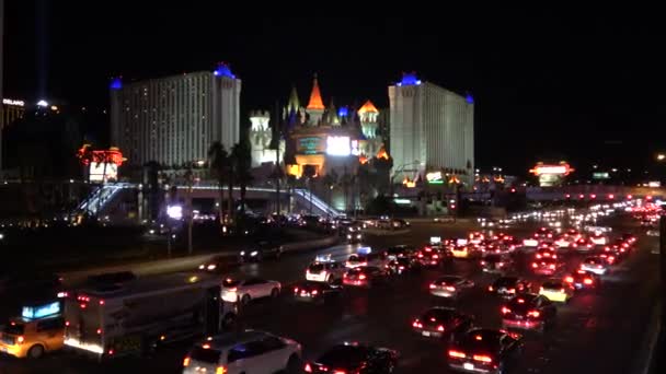 Traffico stradale sulla striscia di Las Vegas di notte - LAS VEGAS-NEVADA, 11 ottobre 2017 — Video Stock