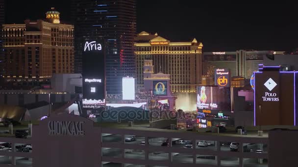 Las Vegas światła miasta w nocy - niesamowite hotele w Las Vegas Strip - LAS VEGAS-NEVADA, październik 11, 2017 — Wideo stockowe