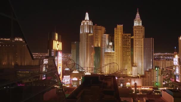 Las Vegas światła miasta w nocy - niesamowite hotele w Las Vegas Strip - LAS VEGAS-NEVADA, październik 11, 2017 — Wideo stockowe
