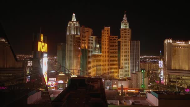 Las Vegas światła miasta w nocy - niesamowite hotele w Las Vegas Strip - LAS VEGAS-NEVADA, październik 11, 2017 — Wideo stockowe