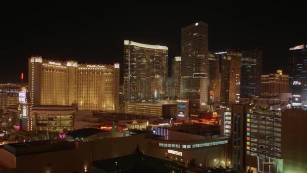 Las Vegas luces de la ciudad por la noche - los increíbles hoteles en Las Vegas Strip - LAS VEGAS-NEVADA, 11 de octubre de 2017 — Vídeo de stock