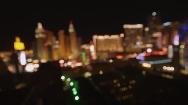 Нечеткие городские огни бульвара Лас-Вегас - красивый фон - ЛАС-ВЕГАС-НЕВАДА, 11 ОКТЯБРЯ 2017 — стоковое видео