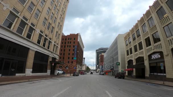 Street view in the downtown area of Tulsa - wide angle view - TULSA-OKLAHOMA, 21 Οκτωβρίου 2017 — Αρχείο Βίντεο