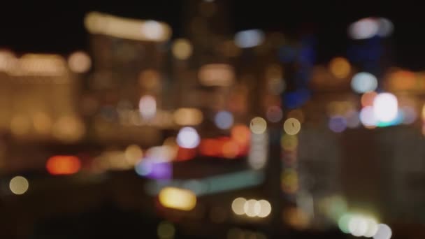 Нечеткие городские огни бульвара Лас-Вегас - красивый фон - ЛАС-ВЕГАС-НЕВАДА, 11 ОКТЯБРЯ 2017 — стоковое видео