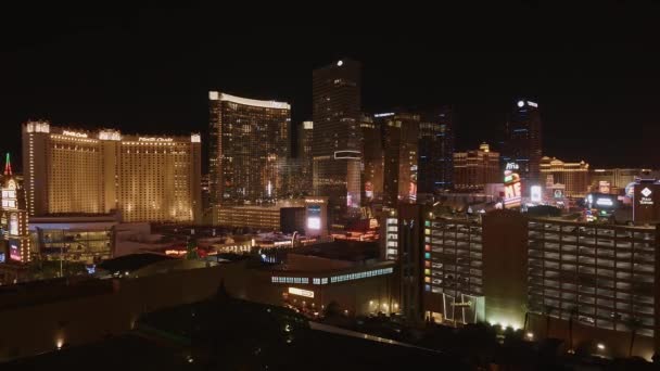 Hoteles en Las Vegas por la noche - hermosa vista nocturna en la tira de Las Vegas - LAS VEGAS-NEVADA, 11 DE OCTUBRE DE 2017 — Vídeo de stock