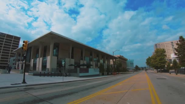 Street view in the downtown area of Tulsa - wide angle view - TULSA-OKLAHOMA, 21 Οκτωβρίου 2017 — Αρχείο Βίντεο