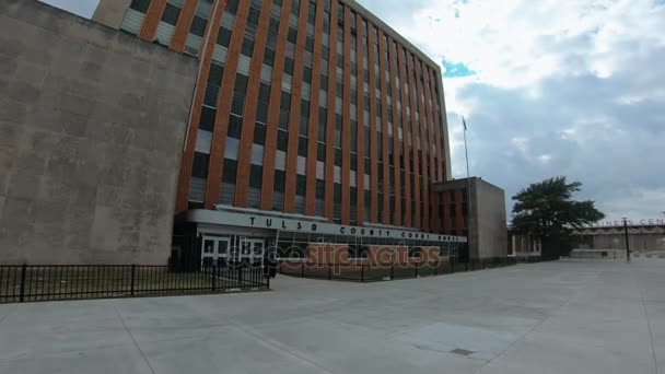 Tulsa County Court House nel centro della città - TULSA-OKLAHOMA, 21 ottobre 2017 — Video Stock