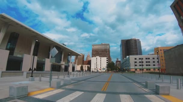 Gyönyörű és nyugodt utcakanyonok Tulsa belvárosában - TULSA-OKLAHOMA, OCTOBER 21, 2017 — Stock videók