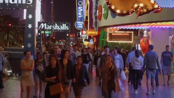 Las Vegas Strip - népszerű és forgalmas hely éjszaka - LAS VEGAS-NEVADA, OCTOBER 11, 2017 — Stock videók