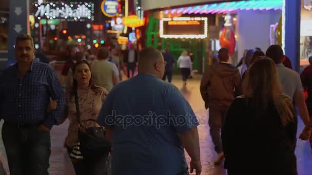 Las Vegas Strip - um lugar popular e movimentado à noite - LAS VEGAS-NEVADA, OUTUBRO 11, 2017 — Vídeo de Stock