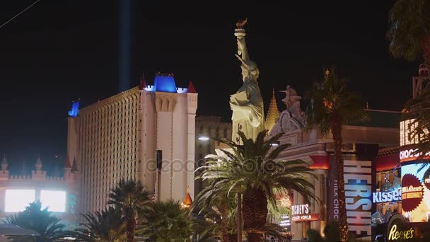 Удивительный Нью-Йорк NY Hotel Las Vegas ночью - ЛАС ВЕГАС-НЕВАДА, ОКТЯБРЬ 11, 2017 — стоковое видео