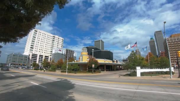 Prachtig weids uitzicht over Tulsa Downtown met MTTA - TULSA-OKLAHOMA, OKTOBER 21, 2017 — Stockvideo