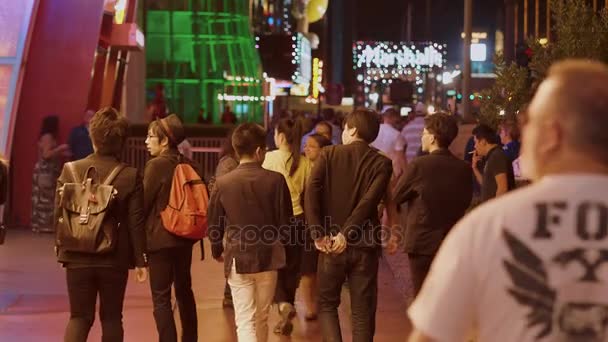 Turistas de Las Vegas caminando por la franja - LAS VEGAS-NEVADA, 11 de octubre de 2017 — Vídeos de Stock