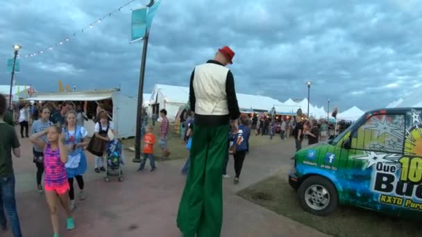 Davy lidí z večírků na Tulsa Octoberfest - TULSA-OKLAHOMA, 21. října 2017 — Stock video