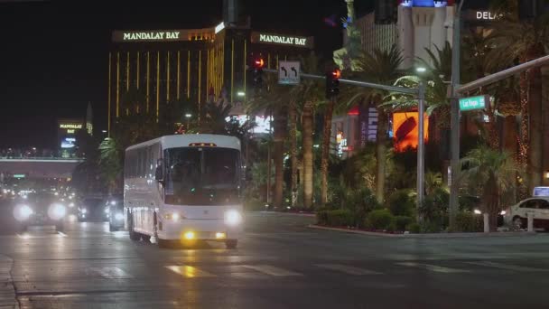 Berühmter Las Vegas Boulevard in der Nacht auch als Strip bekannt - LAS VEGAS-NEVADA, 11. OKTOBER 2017 — Stockvideo