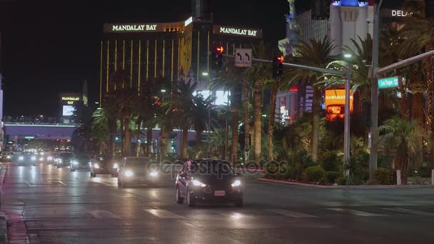 Slavný Las Vegas Boulevard v noci také volal Strip - LAS VEGAS-NEVADA, Říjen 11, 2017 — Stock video