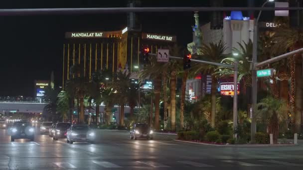 Berömda Las Vegas Boulevard på natten även kallad Strip - LAS VEGAS-NEVADA, oktober 11, 2017 — Stockvideo