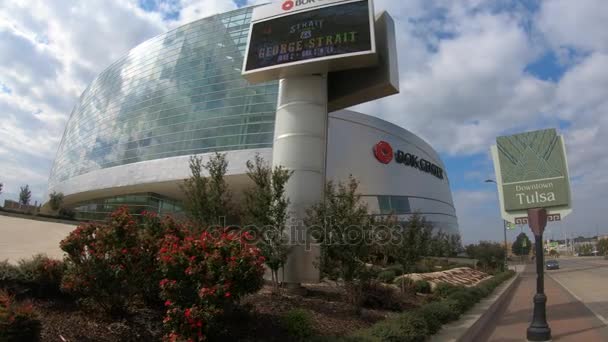 Bok Center i Tulsa centrum - vidvinkelvy - TULSA-OKLAHOMA, oktober 21, 2017 — Stockvideo