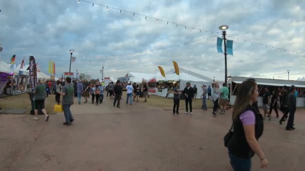 Multitud de fiesteros en Tulsa Octoberfest - TULSA-OKLAHOMA, 21 de octubre de 2017 — Vídeos de Stock