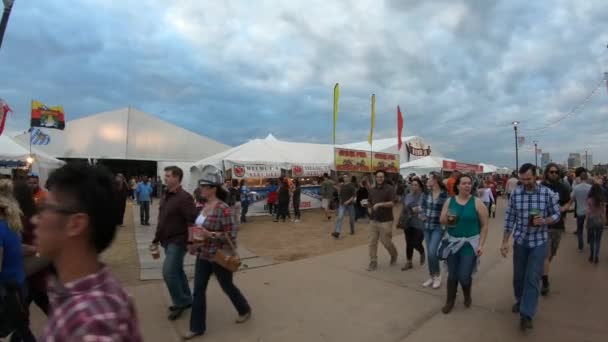 Multidões de pessoas do partido em Tulsa Octoberfest - TULSA-OKLAHOMA, 21 de outubro de 2017 — Vídeo de Stock