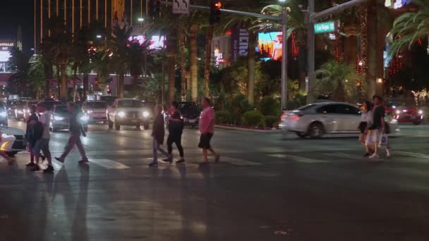 Famoso bulevar de Las Vegas por la noche también llamado Strip - LAS VEGAS-NEVADA, 11 de octubre de 2017 — Vídeo de stock