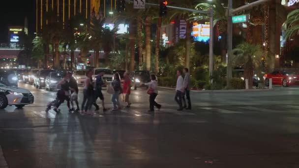 Gece vakti ünlü Las Vegas Bulvarı da Strip olarak adlandırılır - LAS VEGAS-NEVADA, 11 Ekim 2017 — Stok video