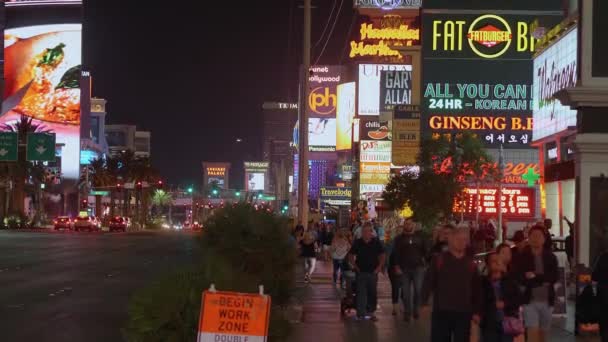 Gece vakti ünlü Las Vegas Bulvarı da Strip olarak adlandırılır - LAS VEGAS-NEVADA, 11 Ekim 2017 — Stok video