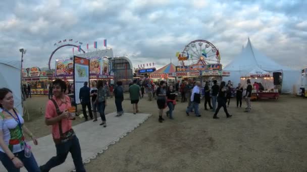 Multidões de pessoas do partido em Tulsa Octoberfest - TULSA-OKLAHOMA, 21 de outubro de 2017 — Vídeo de Stock