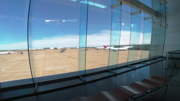 No portão og um aeroporto - kooking sobre a pista - LAS VEGAS-NEVADA, OUTUBRO 11, 2017 — Vídeo de Stock