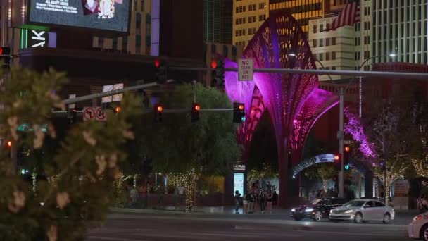 Moderne voetgangerszone in het NY NY Hotel Las Vegas by night - LAS VEGAS-NEVADA, OKTOBER 11, 2017 — Stockvideo