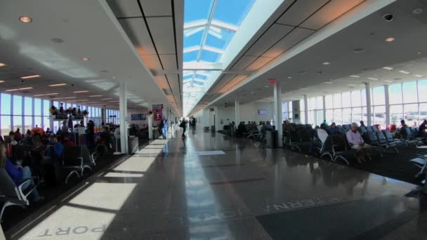 The concourses with gates at an airport - LAS VEGAS-NEVADA, 11 Οκτωβρίου 2017 — Αρχείο Βίντεο