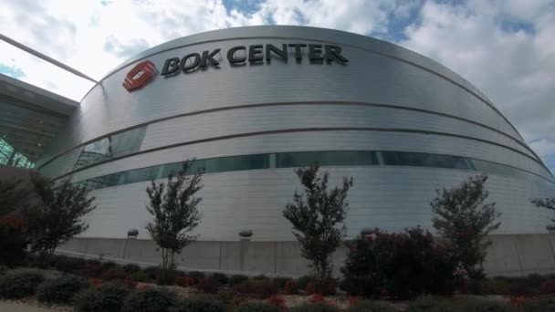 Futuristisches rundes Gebäude des Bok Center Tulsa - TULSA-OKLAHOMA, 21. OKTOBER 2017 — Stockvideo
