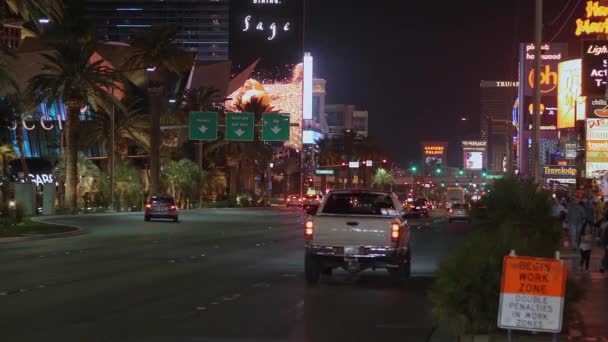 Известный бульвар Лас-Вегас ночью также называется Стрип - ЛАС-ВЕГАС-НЕВАДА, 11 октября 2017 года — стоковое видео