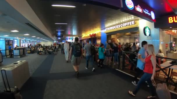 Caminhando para a reivindicação de bagagem no Aeroporto Internacional McCarran Las Vegas - LAS VEGAS-NEVADA, 11 de outubro de 2017 — Vídeo de Stock