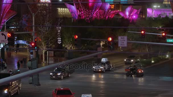 Tráfego de rua na Las Vegas Boulevard - a faixa à noite - LAS VEGAS-NEVADA, OUTUBRO 11, 2017 — Vídeo de Stock