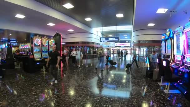Spacer do odbioru bagażu na międzynarodowym lotnisku McCarran w Las Vegas - LAS VEGAS-NEVADA, 11 października 2017 — Wideo stockowe