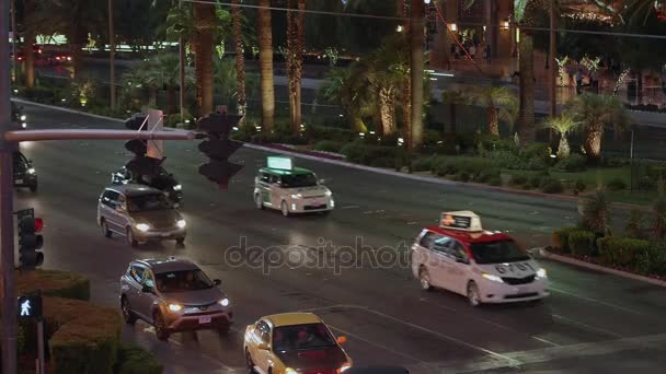 Street traffic on Las Vegas Boulevard - the strip at night - LAS VEGAS-NEVADA, OCTOBER 11, 2017 — Stock Video