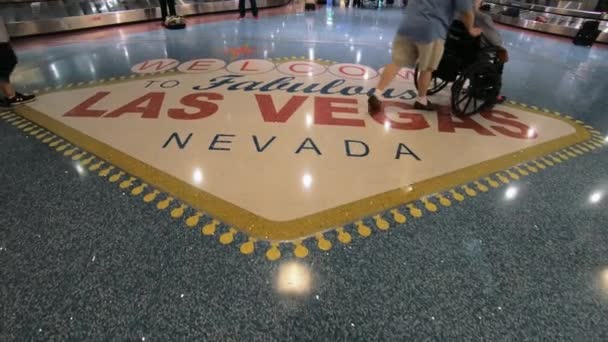 Bienvenido al cartel de Las Vegas en el piso del Aeropuerto Internacional McCarran - LAS VEGAS-NEVADA, 11 de octubre de 2017 — Vídeo de stock