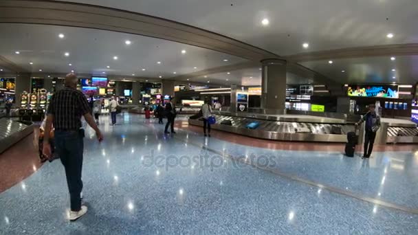 Baggage Claim at an airport - McCarran International Las Vegas - LAS VEGAS-NEVADA, OCTOBER 11, 2017 — Stock Video